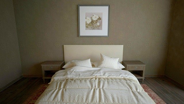 Úzka manželská posteľ s bielymi perinami